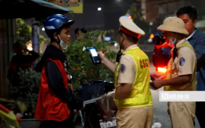 Cảnh Sát Giao Thông Tăng Cường Xử Lý Nồng Độ Cồn 24/7 Dịp Tết Nguyên Đán