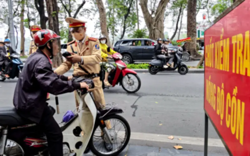 Cảnh sát giao thông toàn quốc đồng loạt kiểm tra nồng độ cồn sáng mùng 1 Tết Bính Ngọ