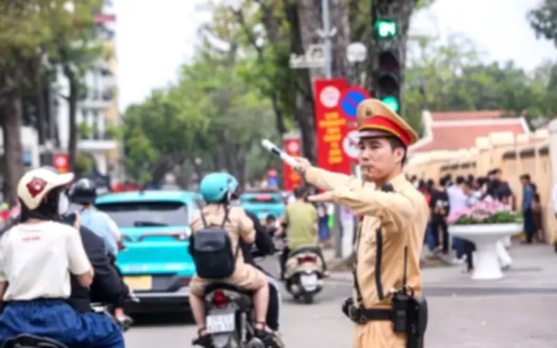 Cảnh sát giao thông triển khai phân luồng phức tạp để giảm ùn tắc tại Hà Nội