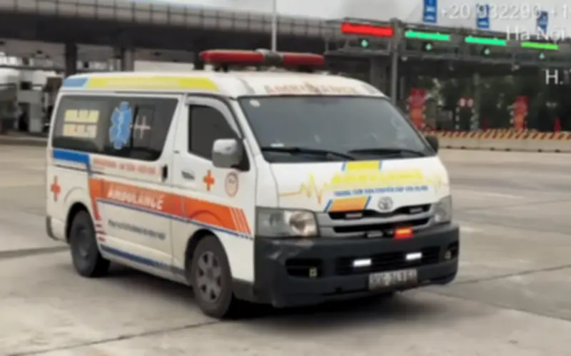Cảnh sát giao thông xử phạt xe cứu thương vi phạm trên cao tốc Hà Nội - Hải Phòng