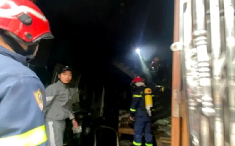 Cảnh sát Hải Phòng giải cứu hai người trong vụ hỏa hoạn sáng mùng 1 Tết