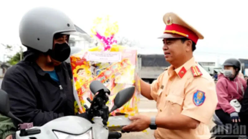 Cảnh Sát Lâm Đồng Trao Quà Tết Cho Người Dân Trên Quốc Lộ 1A