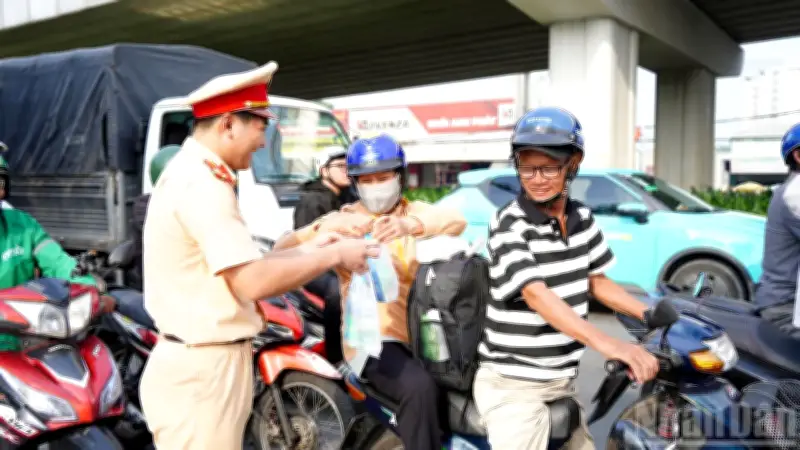 Cảnh sát Đồng Nai phát nước, khăn lạnh miễn phí hỗ trợ người dân về quê đón Tết