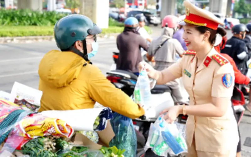 Cảnh sát Đồng Nai phát nước, khăn lạnh, sữa miễn phí hỗ trợ người dân về quê đón Tết
