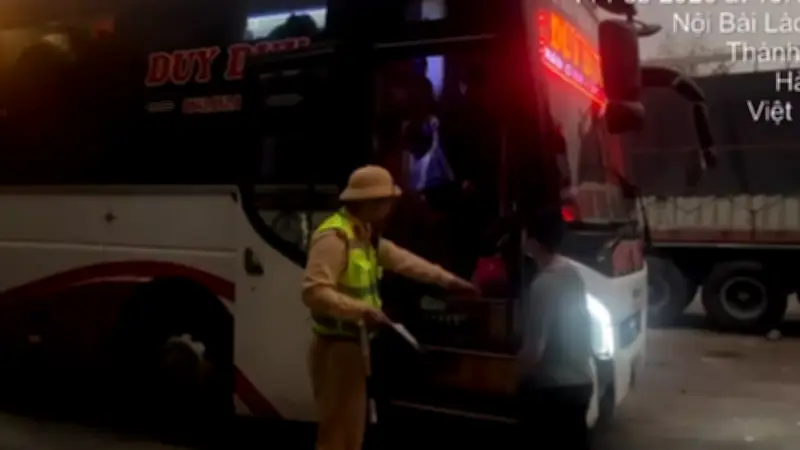 Cảnh sát phát hiện xe 23 chỗ chở 48 người, phạt hơn 187 triệu đồng