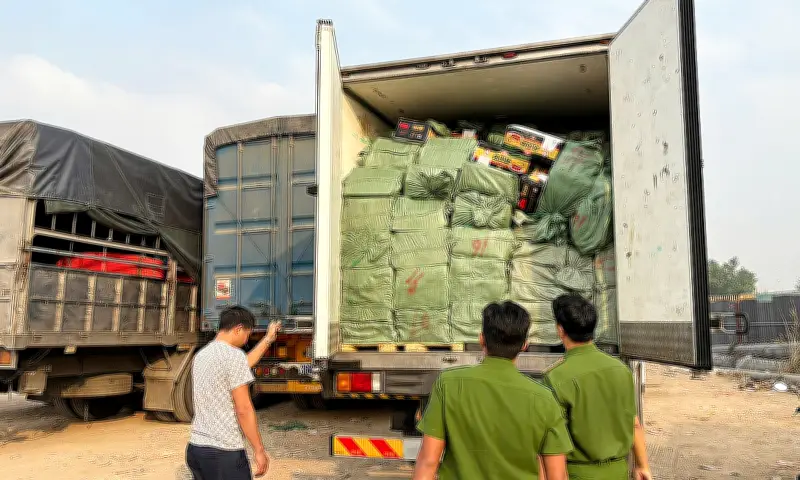 Cảnh sát TP HCM chặn đứng 29 tấn nầm lợn, lạp xưởng 'bẩn' sắp tuồn ra thị trường