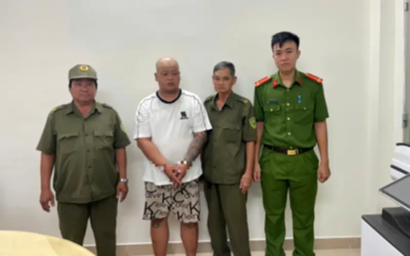 Cảnh sát TP.HCM bắt giữ thanh niên cướp giật điện thoại di động của nữ sinh 16 tuổi