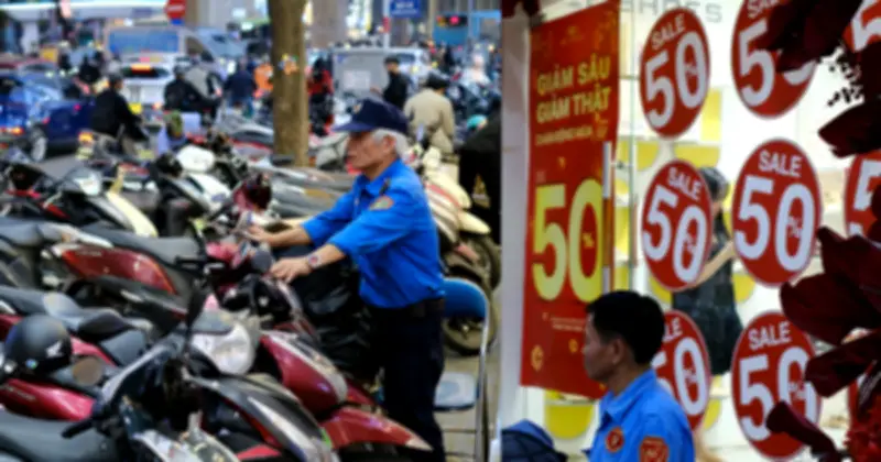 Cảnh tượng khó tin tại nhiều cửa hàng thời trang Hà Nội lúc 23h đêm 26 Tết