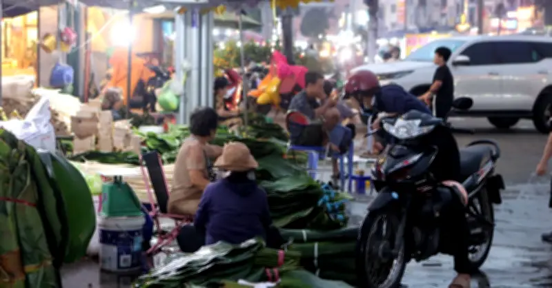 Cảnh tượng khác lạ tại chợ lạc đông lớn nhất TP.HCM, mỗi năm chỉ bán một lần