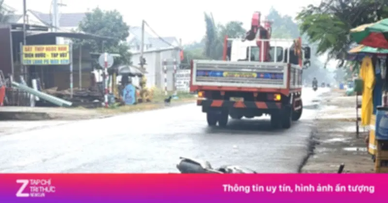 Va chạm với xe tải cẩu trên đường hẹp, người phụ nữ đi xe máy tử vong tại chỗ ở TP.HCM