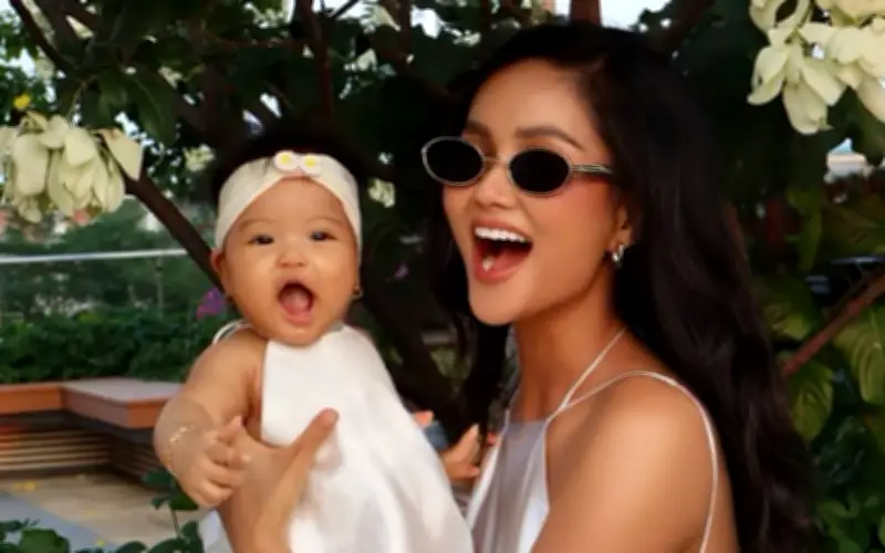 Con gái H'Hen Niê khiến Á hậu Thùy Tiên tan chảy với khoảnh khắc đáng yêu