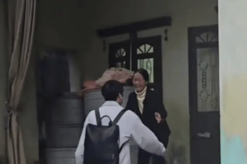 Con trai bí mật về nhà sau 3 năm ở Nhật, mẹ ôm chặt khóc nức nở trong ngày Tết