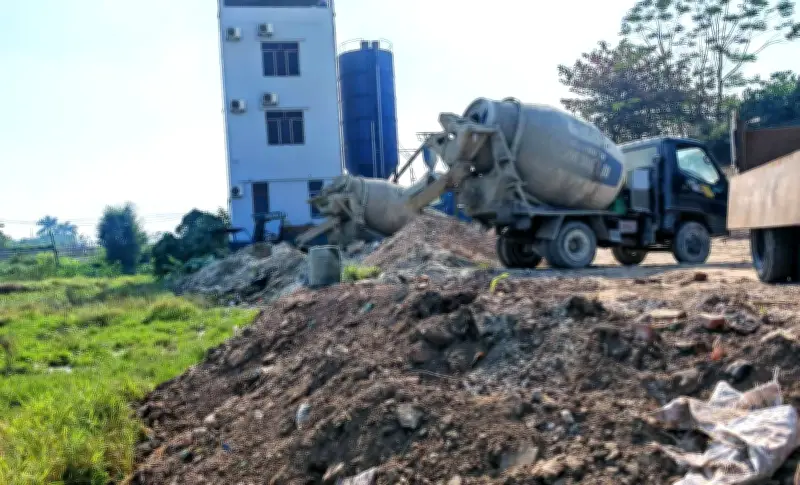 Chủ cơ sở vật liệu xây dựng đổ trộm gần 150 tấn chất thải xuống đất ruộng