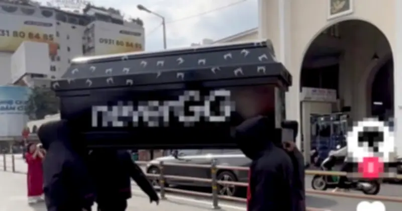 Tuyên án nhóm TikToker khiêng quan tài diễu phố quảng cáo áo gây náo loạn