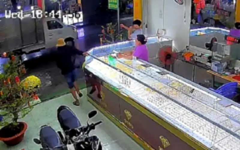 Cướp tiệm vàng sau 5 giờ bị bắt, nghi can đang sử dụng ma túy