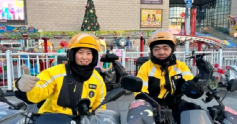 Cặp vợ chồng Trung Quốc kiếm hơn 150 triệu đồng trong Tết nhờ giao đồ ăn