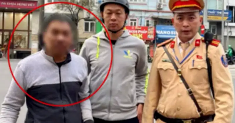 CSGT Hà Nội Giúp Người Cao Tuổi Đi Lạc Đoàn Tụ Gia Đình Dịp Tết 2026