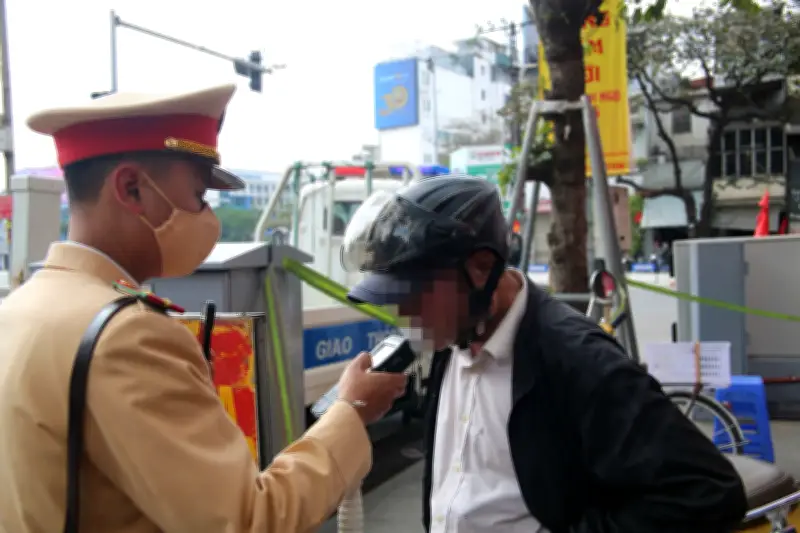 CSGT Hà Nội tăng cường kiểm soát nồng độ cồn, tai nạn giao thông giảm mạnh ngày 29 Tết