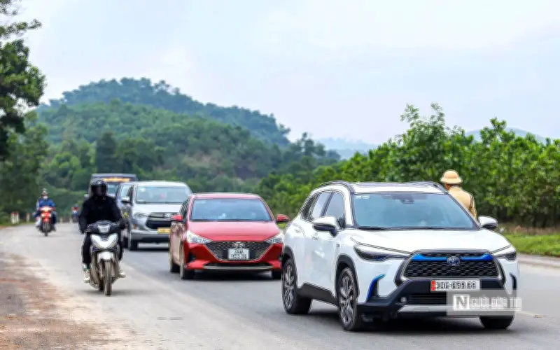 CSGT Hà Nội xử lý nhiều xe chạy quá tốc độ trên tuyến Hòa Lạc - Hòa Bình dịp Tết