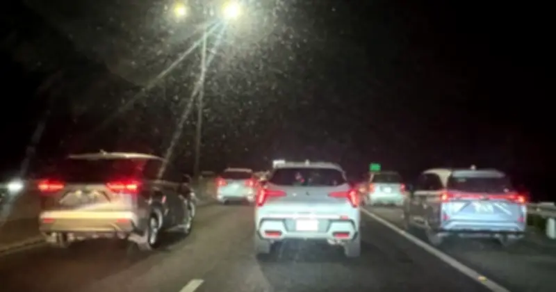 CSGT hướng dẫn xe vào làn dừng khẩn cấp cao tốc TP.HCM - Trung Lương để giải tỏa ùn tắc