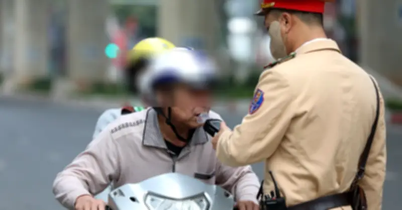 CSGT kiểm tra nồng độ cồn mùng 1 Tết, nhiều người bị phạt vì chén rượu đầu xuân