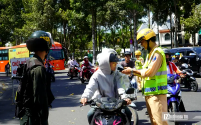 CSGT Lâm Đồng ra quân mùng 1 Tết, kiểm soát nồng độ cồn, ma túy trên các tuyến đường trọng điểm