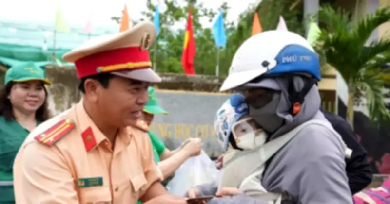 CSGT Lâm Đồng trao 200 phần quà và lì xì cho người dân về quê đón Tết