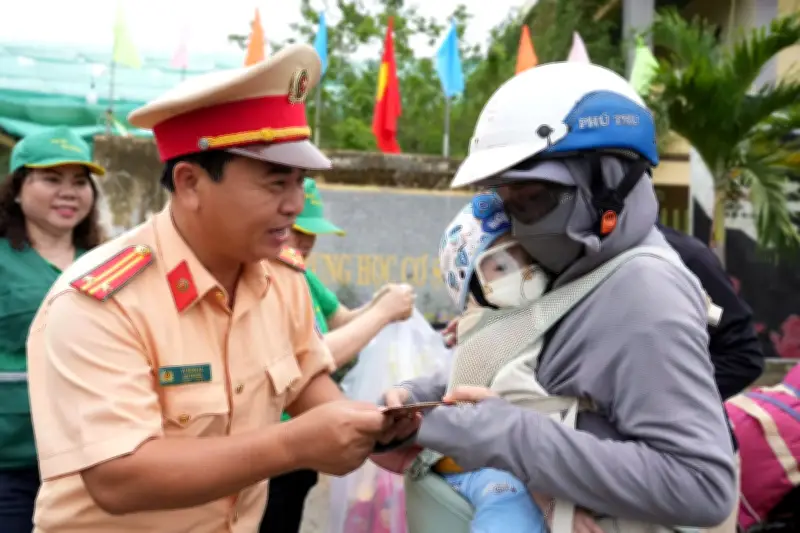 CSGT Lâm Đồng và mạnh thường quân tiếp sức người dân về quê đón Tết Bính Ngọ 2026