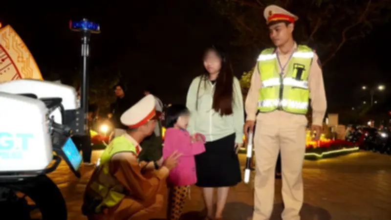 CSGT Đà Nẵng tìm được gia đình cho bé trai 4 tuổi đi lạc trong đêm Giao thừa