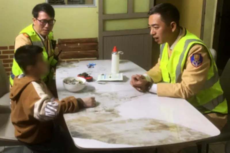 CSGT phát hiện bé trai đi lạc trên cao tốc trong đêm Giao thừa