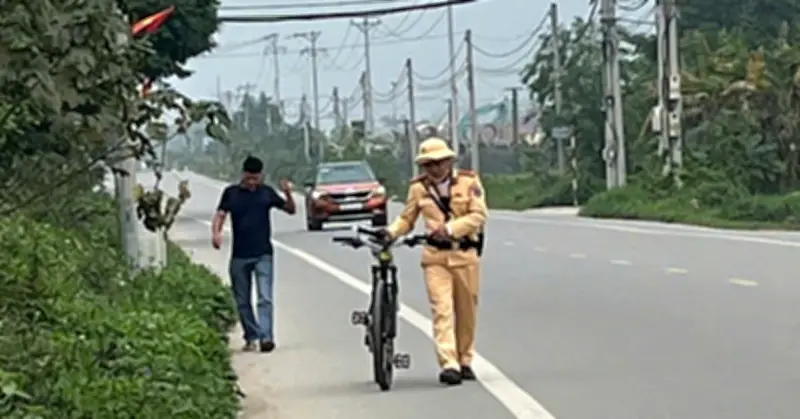 CSGT phát hiện tài xế xe buýt và người đi xe đạp vi phạm nồng độ cồn