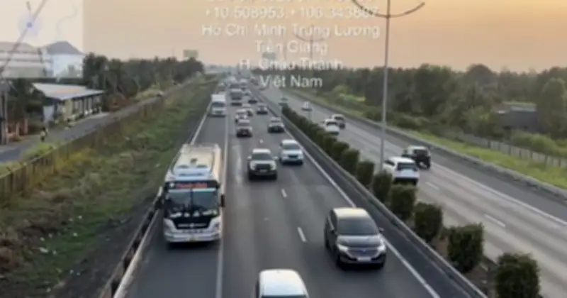 CSGT TP.HCM giải đáp thắc mắc về việc đi vào làn khẩn cấp trên cao tốc Trung Lương