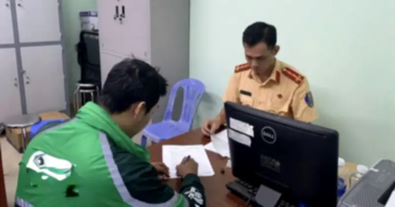 CSGT TP.HCM xử phạt chủ tài khoản TikTok vì đăng clip xuyên tạc hình ảnh lực lượng