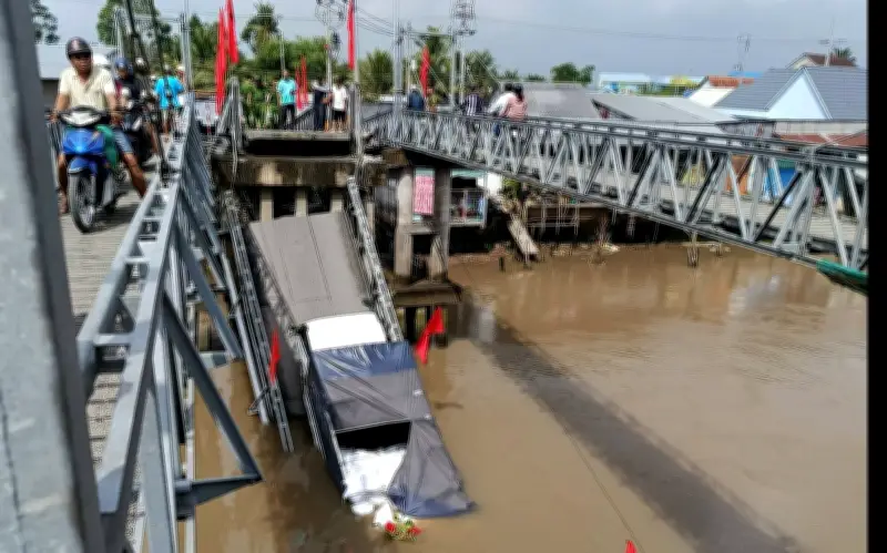 Cầu 30-4 ở Cần Thơ sập, xe tải chở gạo rơi xuống sông Thốt Nốt