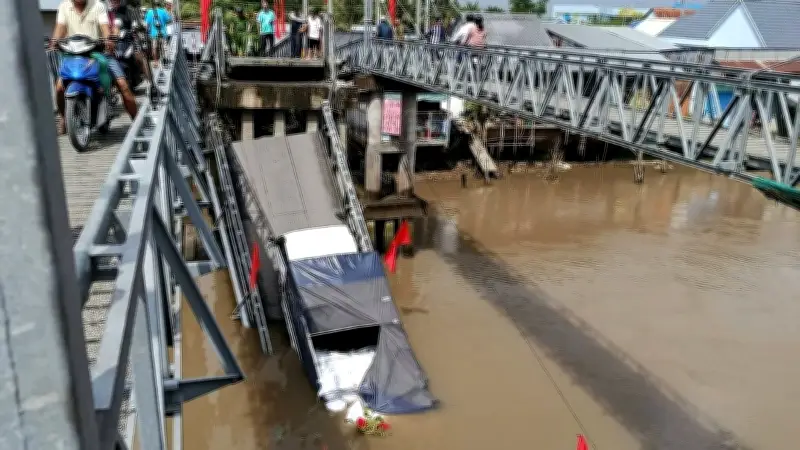 Cầu 30 Tháng 4 sập do xe tải quá tải, giao thông tê liệt trên tỉnh lộ 921