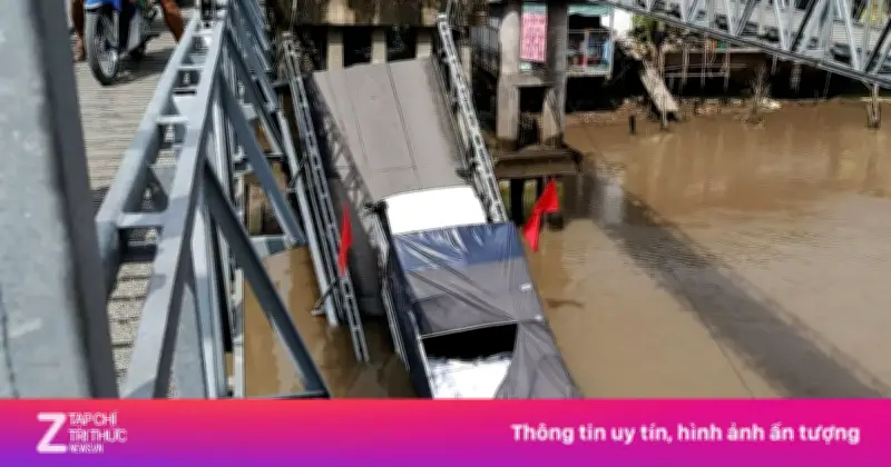 Cầu 30/4 ở Cần Thơ bất ngờ sập, xe tải chở gạo rơi xuống sông Thốt Nốt