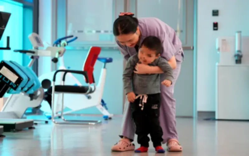 Cậu bé hồi sinh kỳ diệu sau 20 phút đuối nước, từ 'sống thực vật' đến tự bước đi