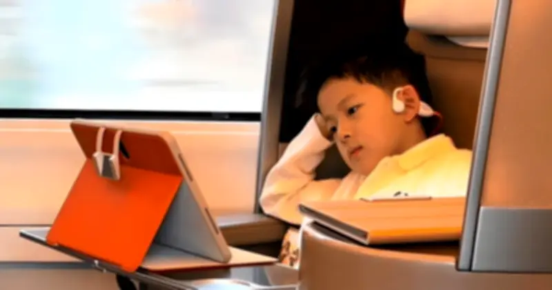 Cậu bé 'thiếu gia' trên tàu cao tốc gây bão: Khoảng cách trải nghiệm từ nhỏ đã định hình phong thái
