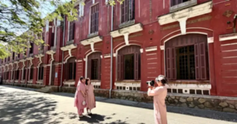 Cựu học sinh trở về Trường Quốc học Huế chụp ảnh kỷ niệm dịp Tết