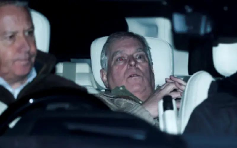 Cựu Hoàng tử Anh Andrew bị bắt giữ vì nghi vấn tiết lộ thông tin mật cho Epstein