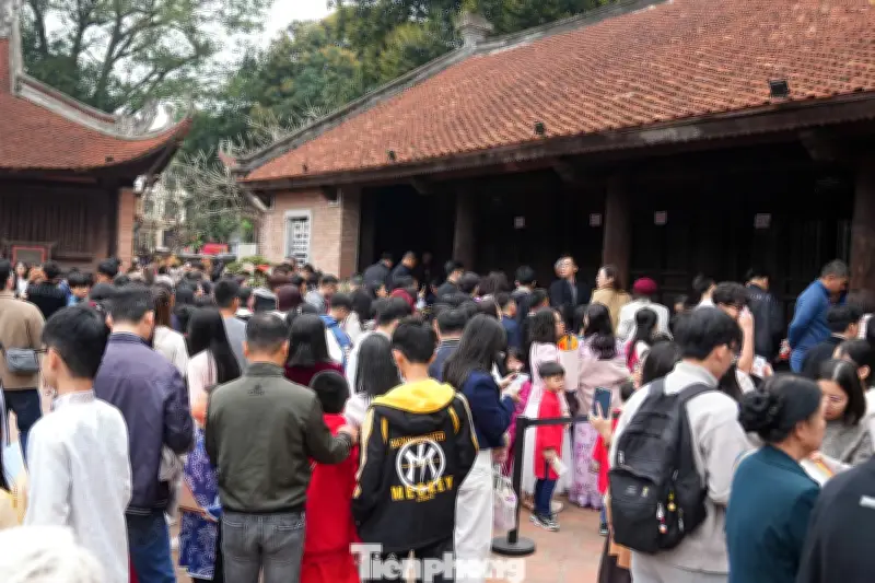 Cầu Đồng Nai ùn tắc nghiêm trọng trong ngày mùng 2 Tết Nguyên đán