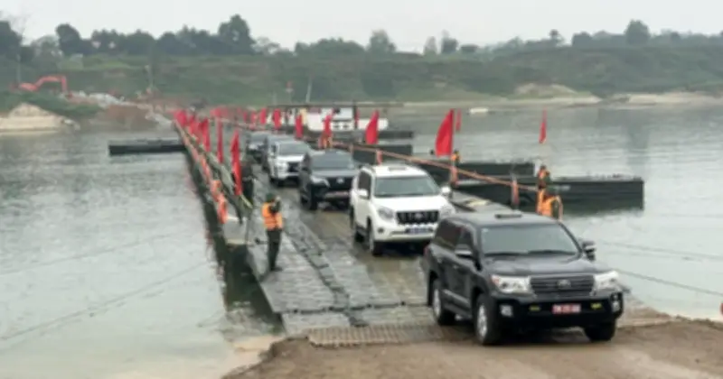 Cầu phao Đoan Hùng chính thức thông xe, phục vụ người dân trong lúc chờ sửa cầu Sông Lô