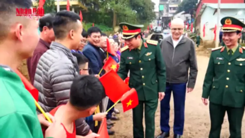 Cầu phao Đoan Hùng qua sông Lô dài 220m phục vụ dân trong thời gian sửa cầu chính