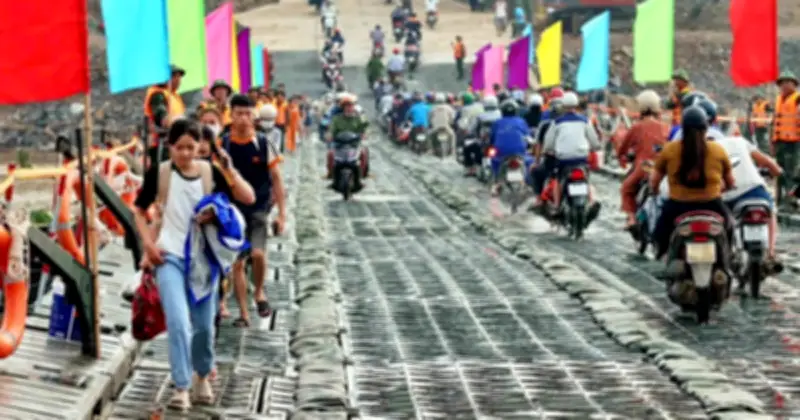 Cầu phao qua sông Lô hoàn thành thần tốc, phục vụ nhân dân dịp Tết Bính Ngọ