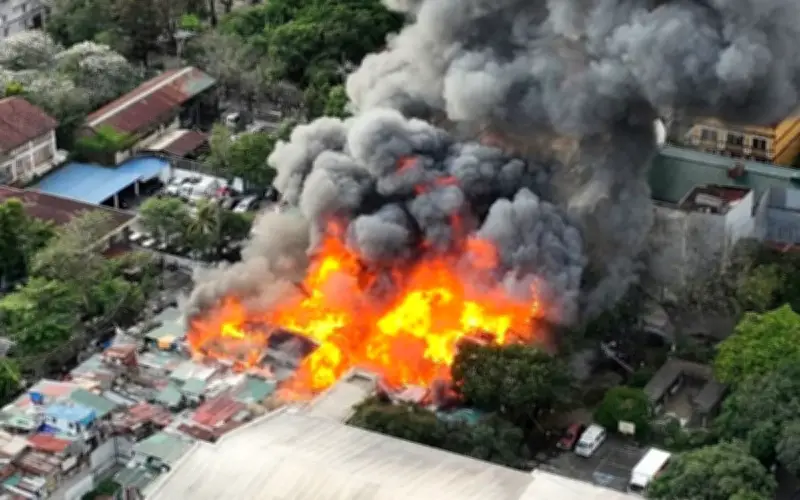 Cựu tù nhân phóng hỏa vì ghen tuông, thiêu rụi 300 nhà tại Manila