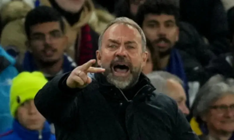 Cầu thủ Barca chất vấn HLV Flick về chiến thuật phòng ngự sau trận thua thảm