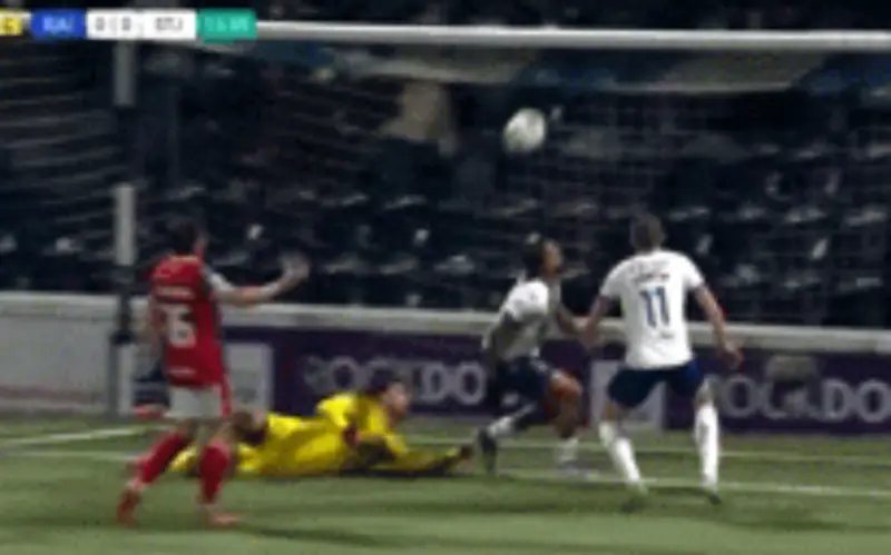 Cầu thủ St Johnstone gây sốt với pha phá bóng khó tin, cứu thua cho đối thủ