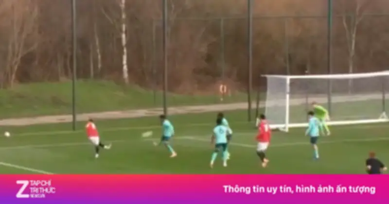 Cầu thủ trẻ MU ghi bàn từ góc hẹp, gây ấn tượng trong trận đấu