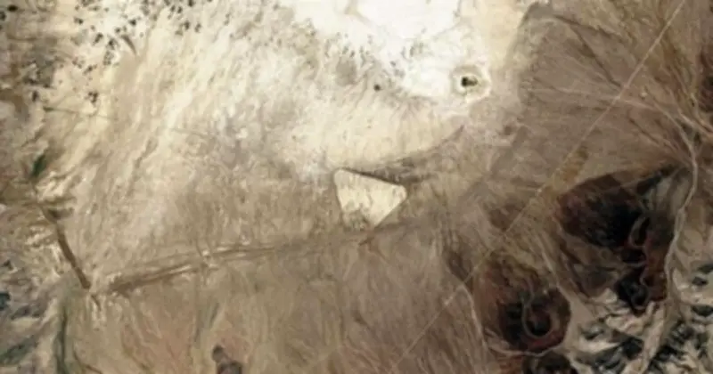 Cấu Trúc Tam Giác Bí Ẩn Ở Sa Mạc Nevada: Kim Tự Tháp Hay Sân Bay Cũ?