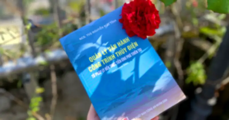 Cuốn sách giúp người dân vùng lũ hiểu luật, bảo vệ quyền lợi khi thủy điện xả lũ